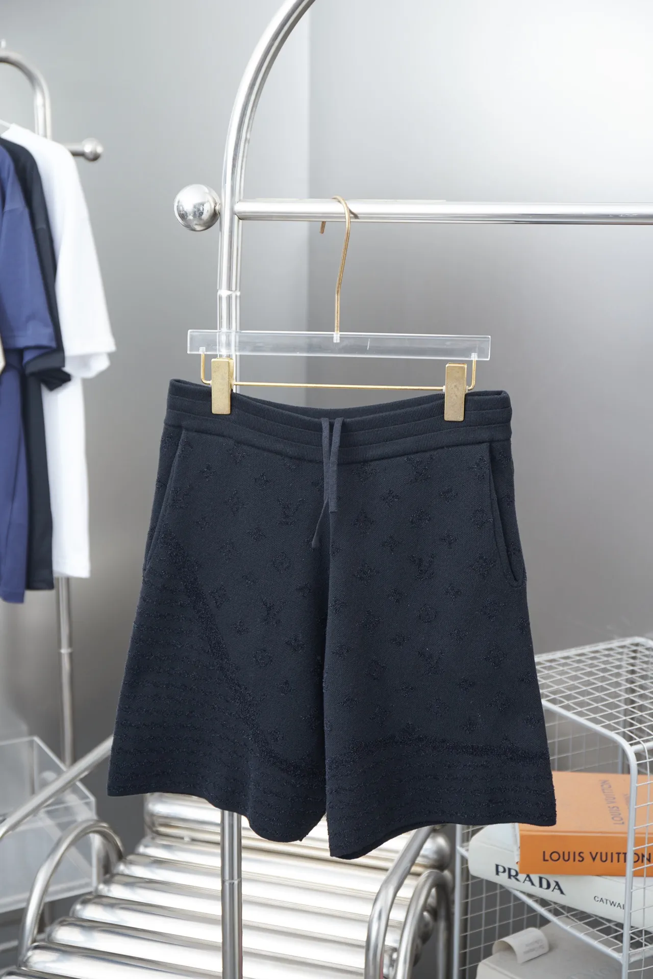 🅿️230 LV Louis 25ss new spring and summer style black letter jacquard knitted shorts, light luxury, a must-have item for daily commuting for men and women, correct version, welcome to compare, detailed features · Made of high-viscosity cotton material, high count cotton is added, dry and avoid stuffiness · Made of jacquard machine imported from Germany, woven with Lv Monogram plaid intarsia, and matched with velvet of the same color to present a unique three-dimensional texture · Original main mark, washed tag, brand moisture-proof paper packaging Color: Black Size: S/M/L/XL